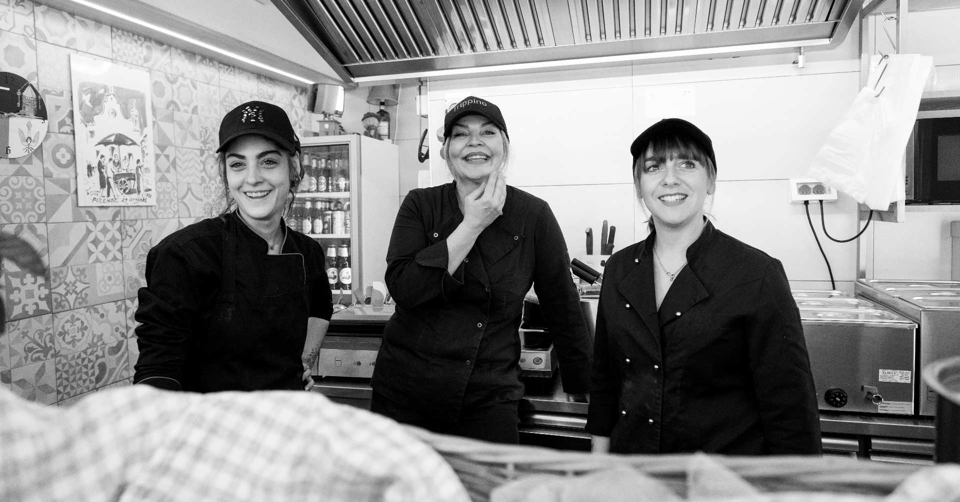 La squadra di Trippino: tre donne sorridenti dietro al bancone del chiosco a Scandicci